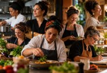 Mulheres trabalhando juntas em uma cozinha de restaurante